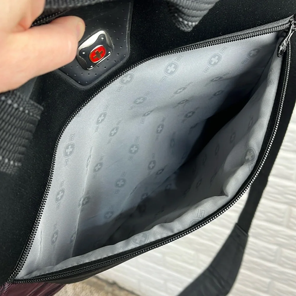 SWISSGEAR NEOPRENE LAPTOP CASE CROSSBODY CUSHION BLACK BRIEFCASE